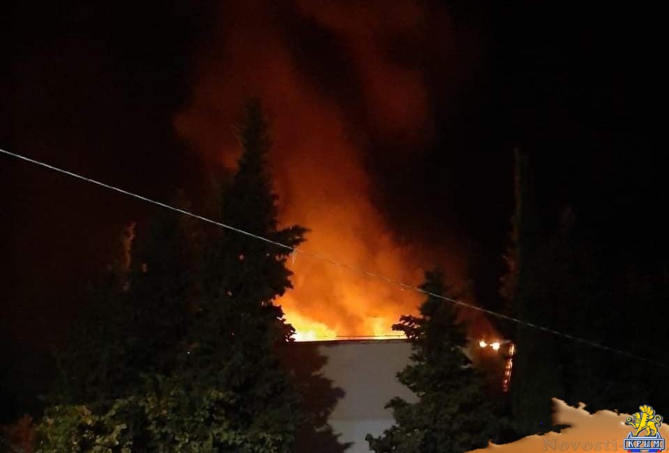 В Ялте ночной пожар охватил многоэтажку на улице Кривошты - «Происшествия»