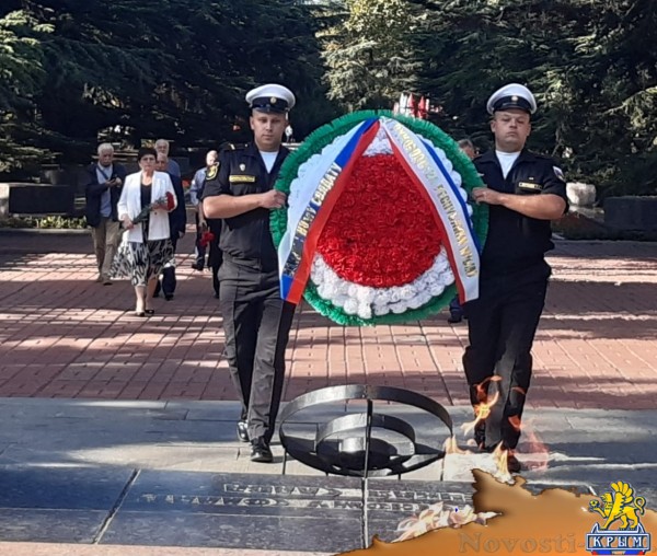 В память о погибших в годы Второй мировой войны крымчане возложили цветы к Вечному огню на могиле Неизвестного солдата - «Новости Государственного Совета Крыма»