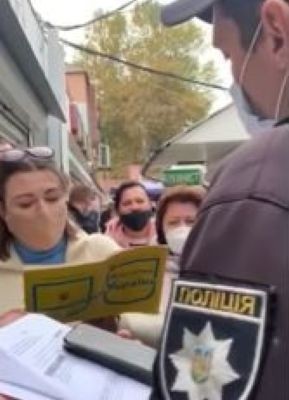В Херсоне разъярённые работники торговли зачитали ковид-патрулю свои конституционные права - «Общество Крыма»