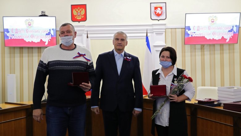 Глава Крыма вручил награды ко Дню Конституции России - «Политика»