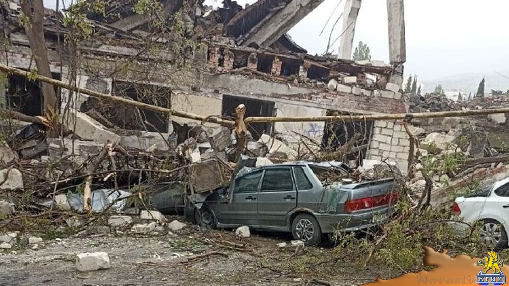 Владельцы пострадавших машин в Ялте после обвала стены получат компенсации - «Экономика»