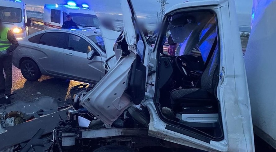 Заснувший водитель «Газели» врезался в стоящий грузовик на «Тавриде», два человека пострадали - «Туризм Крыма»