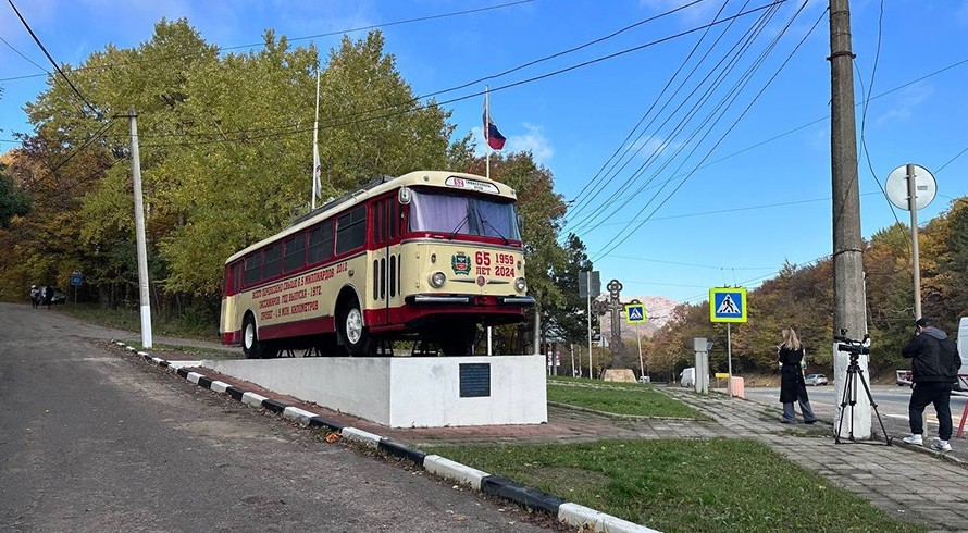 Памятник троллейбусу вернули на Ангарский перевал после реставрации - «Туризм Крыма»