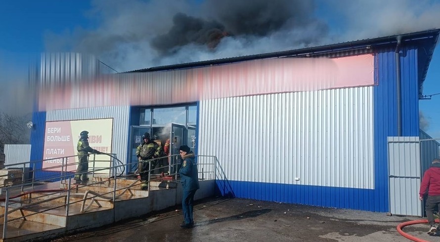 Магазин в Гвардейском горит на площади 1,5 тыс кв. м - «Возвращение в Россию»
