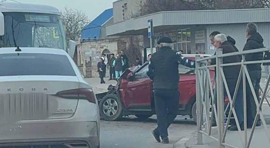 Три человека пострадали после столкновения легковушки и автобуса в Симферополе - «Возвращение в Россию»