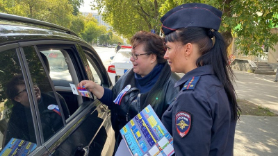 Сотни световозвращателей в виде флага России вручили автоинспекторы и общественники детям в Свердловской области - «Новости ГИБДД»