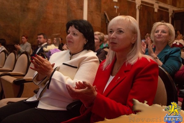 Елена Крестьянинова поздравила педагогов с профессиональным праздником - «Новости Государственного Совета Крыма»