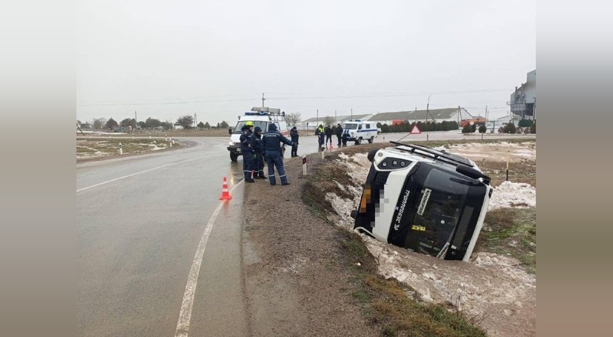 Двое пассажиров получили травмы при опрокидывании рейсового автобуса в Черноморском районе - «Политика Крыма»