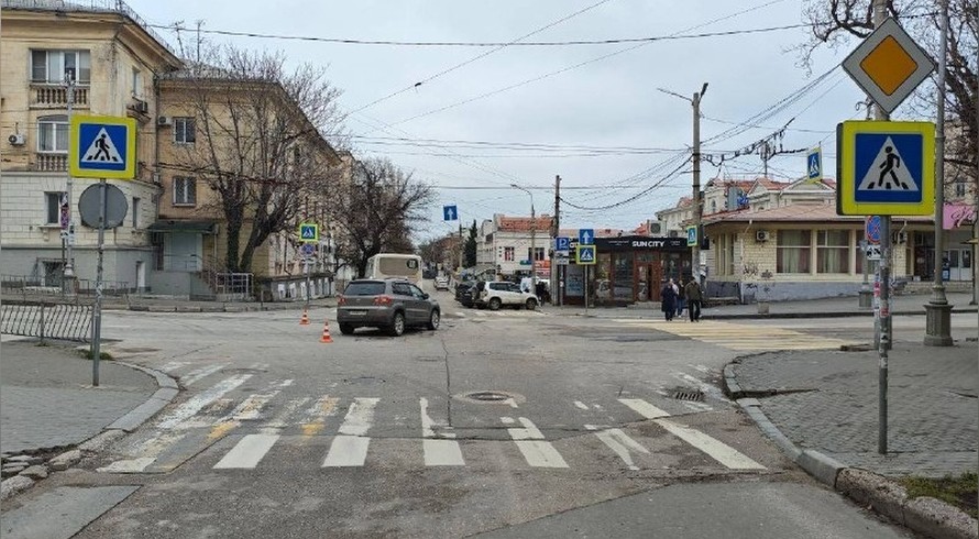 В Севастополе на улице Адмирала Октябрьского столкнулись Volkswagen и ГАЗ - «Туризм Крыма»