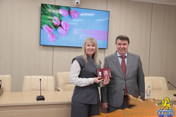 В Госсовете Республики Крым состоялось награждение в честь Международного женского дня - «Новости Государственного Совета Крыма»