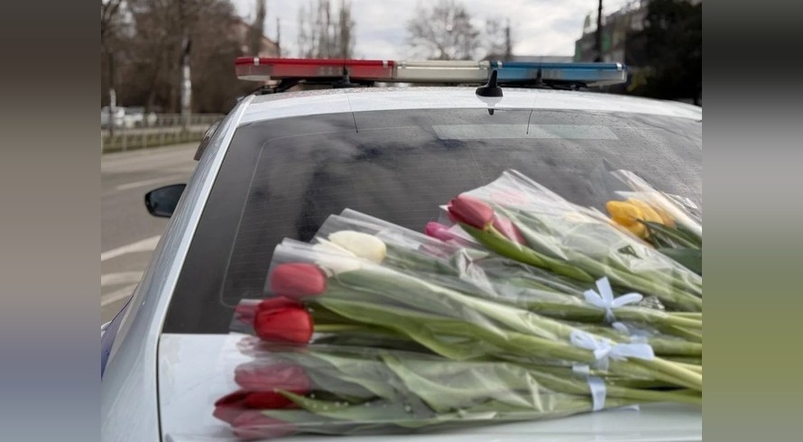 Крымская Госавтоинспекция поздравила женщин-водителей с 8 Марта - «Общество Крыма»