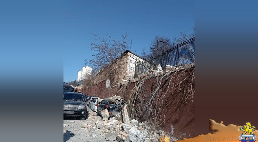 Обрушение части помещения на улице Битакской в Симферополе повредило 3 автомобиля - «Экономика Крыма»