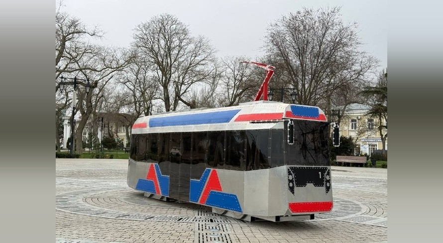 Евпаторийский трамвайчик украсил набережную имени Терешковой - «Политика Крыма»